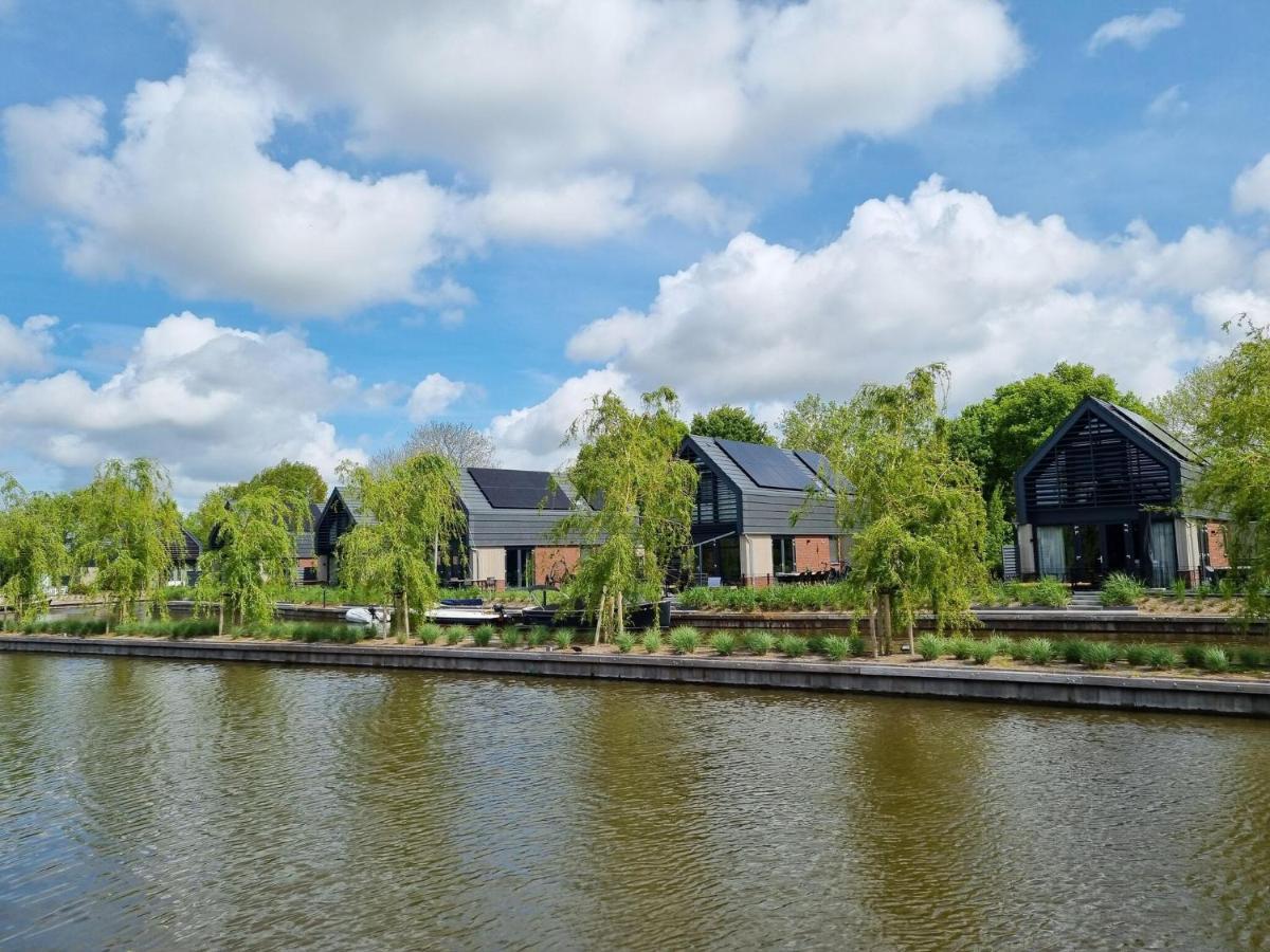 Luxurious Detached Water Villa With Jetty Balk 外观 照片